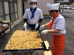 荘長焼きそばを焼く 荘長焼きそばを焼く